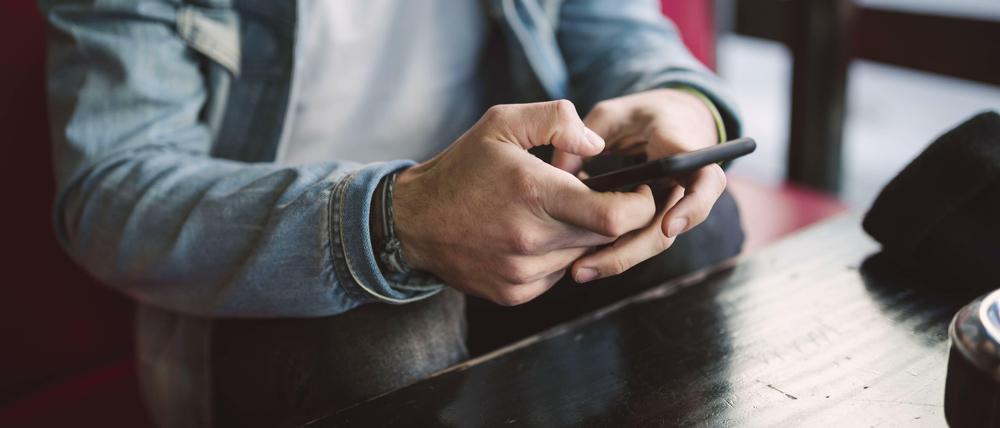 Grüße an die Liebsten. Mit dem Handy ins Ausland telefonieren kann schnell teuer werden.