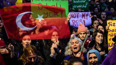 Protest in Istanbul nach Erdogans Sieg beim Verfassungsreferendum. 