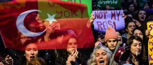 Protest in Istanbul nach Erdogans Sieg beim Verfassungsreferendum. 