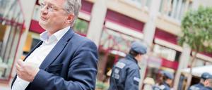 Zum Schutz der AfD, hier der Co-Vorsitzende Jörg Meuthen im Maritim Hotel in Köln, und vor Ausschreitungen bei Protesten gegen die Partei, sind in Köln tausende Polizisten im Einsatz.