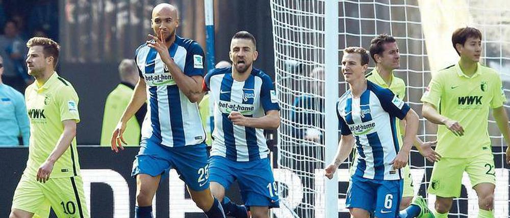 Laufen für Europa. Wenn die Berliner ihre Heimspiele gewinnen, wie hier gegen Augsburg, haben sie gute Chancen auf einen vorderen Tabellenplatz. 