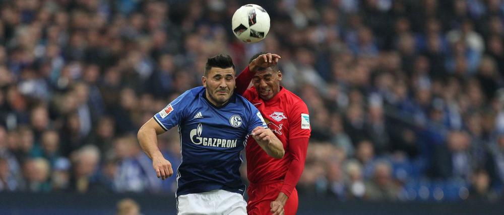 Sead Kolasinac im Duell mit Bernardo. 
