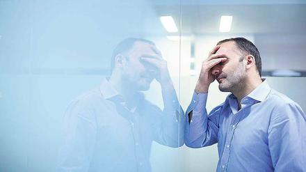 Neben sich stehen: Der eigene Körper erscheint einem fremder als ein Spiegelbild, die Wirklichkeit surreal verzerrt. In extremen Stresssituationen flüchtet sich das Gehirn mitunter in eine Depersonalisation, eine Trennung von Persönlichkeit und Körper.