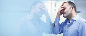 Neben sich stehen: Der eigene Körper erscheint einem fremder als ein Spiegelbild, die Wirklichkeit surreal verzerrt. In extremen Stresssituationen flüchtet sich das Gehirn mitunter in eine Depersonalisation, eine Trennung von Persönlichkeit und Körper.