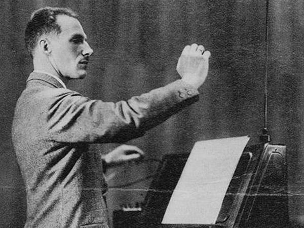 Lev Termen auf seinem Theremin spielend. Die Hände beeinflussen elektromagnetische Felder, die die Tonhöhe und Lautstärke steuern.