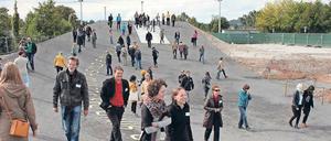 Testlauf auf dem in Stuttgart errichteten Erdmodell des Freiheits- und Einheitsdenkmals, das voraussichtlich bis 2019 auf dem Schlossplatz stehen soll.