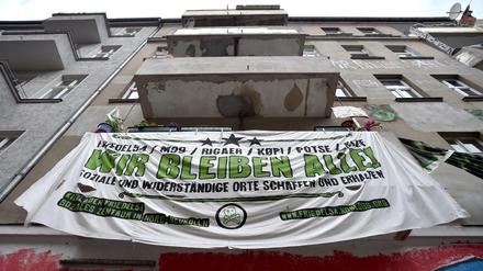Das Haus in der Friedelstraße 54 in Berlin. Die Mieterschaft wehrt sich mit Plakaten gegen Verdrängung.