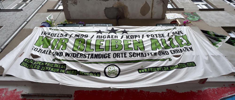Das Haus in der Friedelstraße 54 in Berlin. Die Mieterschaft wehrt sich mit Plakaten gegen Verdrängung.