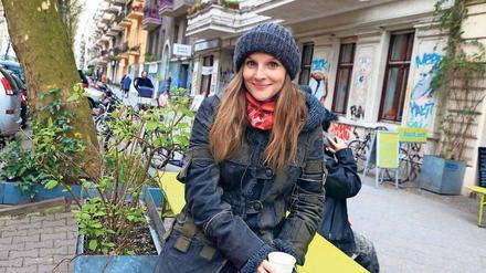 Nie ohne meinen Pappbecher. Im Kreuzberger Graefekiez, hier in der Dieffenbachstraße, fühlt Judith Holofernes sich pudelwohl.