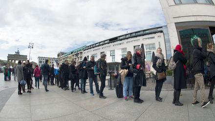 Demokratie dauert. Die Schlange vor der französischen Botschaft zog sich zeitweise von der Wilhelmstraße bis auf den Pariser Platz.