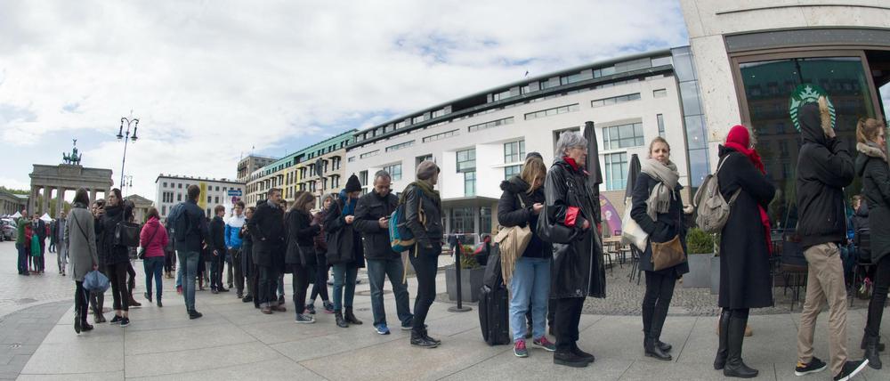 Demokratie dauert. Die Schlange vor der französischen Botschaft zog sich zeitweise von der Wilhelmstraße bis auf den Pariser Platz.