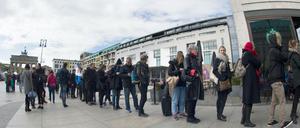 Demokratie dauert. Die Schlange vor der französischen Botschaft zog sich zeitweise von der Wilhelmstraße bis auf den Pariser Platz.