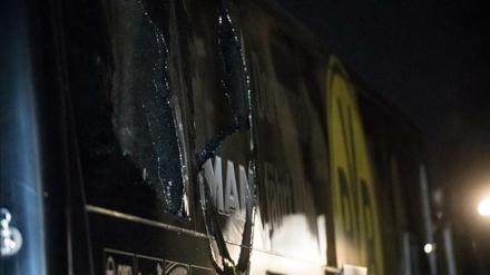 Zerstörte Scheibe am BVB-Mannschaftsbus - der Attentäter wollte großen Schaden anrichten.