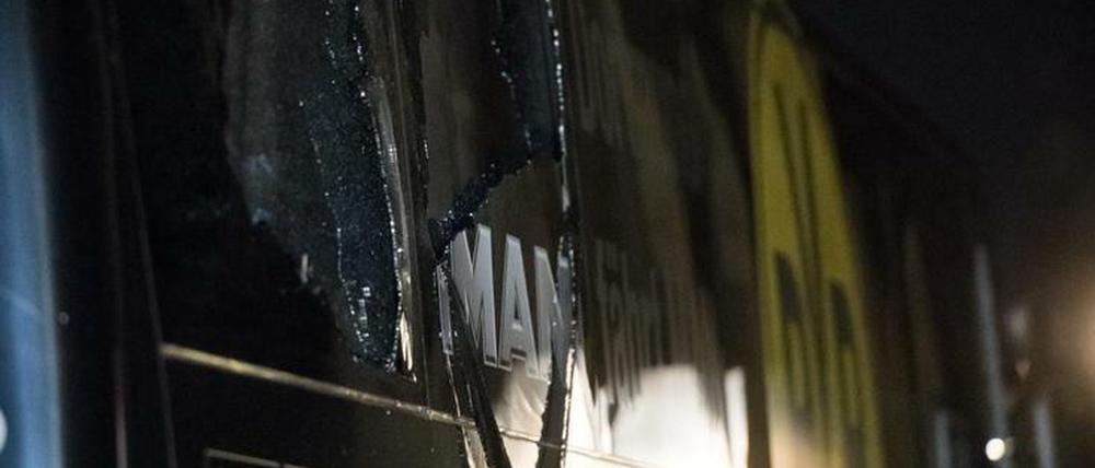 Zerstörte Scheibe am BVB-Mannschaftsbus - der Attentäter wollte großen Schaden anrichten.