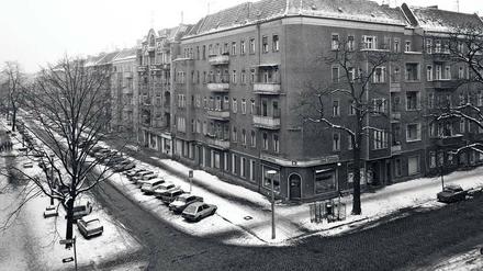 Winterliche Melancholie. Ecke Bötzowstraße. Zimmermann fand Schwarz-Weiß für die Außenansichten in den 80er Jahren angemessen. 