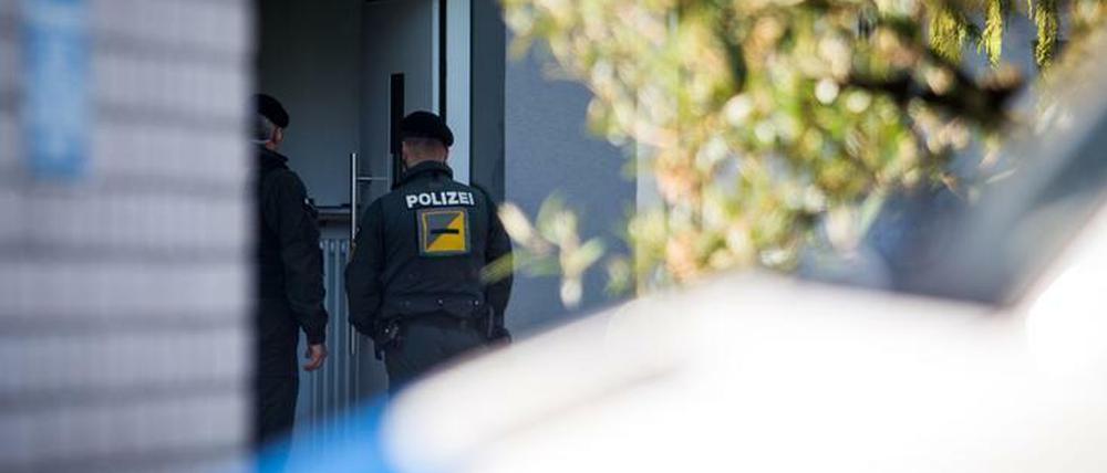 Polizisten durchsuchen nach der Festnahme von Sergej W. ein Haus in Rottenburg am Neckar.