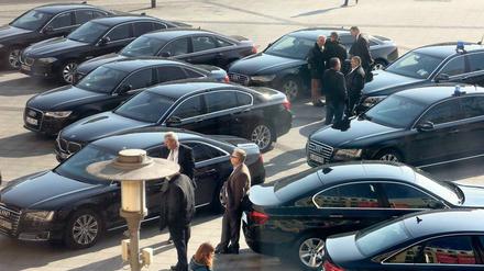 Die Dienstwagen der Senatsmitglieder bei einem Bezirksbesuch 2015 vor dem Rathaus in Marzahn-Hellersdorf. Foto: Stephanie Pilick/dpa