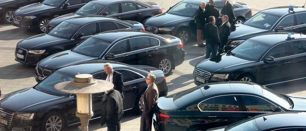 Die Dienstwagen der Senatsmitglieder bei einem Bezirksbesuch 2015 vor dem Rathaus in Marzahn-Hellersdorf. Foto: Stephanie Pilick/dpa
