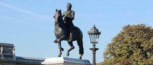 Die Reiterstatue des Königs Henri Quattre auf der Pont Neuf in Paris.