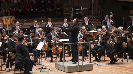 Dirigent Kirill Petrenko steht nach dem Konzert auf der Bühne der Berliner Philharmonie.
