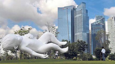 Frei sein. Die Skulptur „Planet“ von Marc Quinn scheint in den Gärten von Marina Bay Sands zu schweben.
