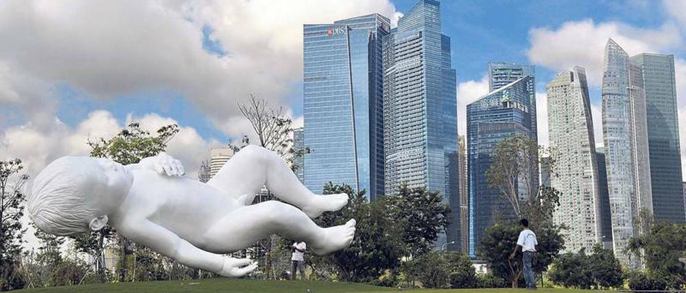 Frei sein. Die Skulptur „Planet“ von Marc Quinn scheint in den Gärten von Marina Bay Sands zu schweben.