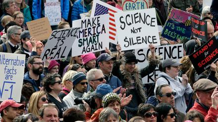 Wissenschaftler demonstrieren am 19.02.2017 in Boston gegen die Trump-Regierung und für die Anerkennung der Bedeutung der Wissenschaft. 