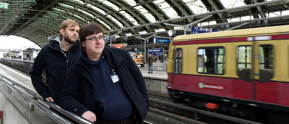 Die mobilen Einzelfallhelfer Wilhelm Nadolny (r) und Sascha Sträßer sind in den Berliner S-Bahnen unterwegs.