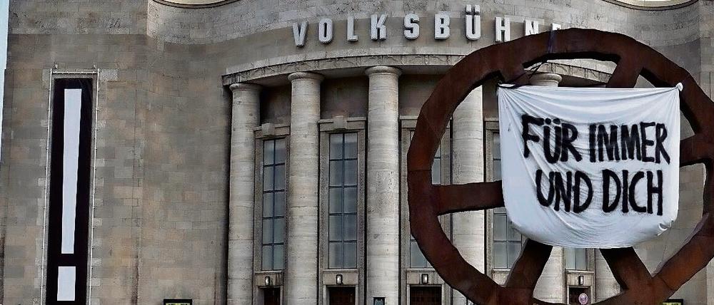Noch steht das Denkmal vor der Berliner Volksbühne.