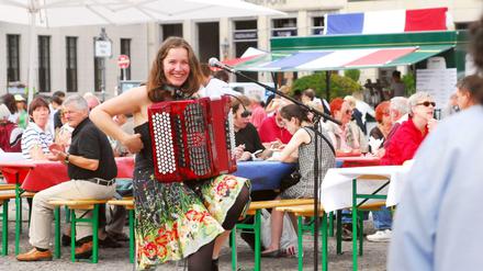 Französische Lebensfreude, ob mit oder ohne Akkordeon, findet in Berlin immer ihr Publikum - wie hier beim Französischen Volksfest am 13. Juli 2009 auf dem Pariser Platz.