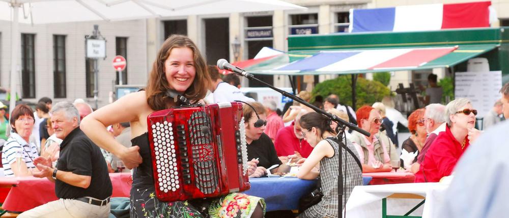 Französische Lebensfreude, ob mit oder ohne Akkordeon, findet in Berlin immer ihr Publikum - wie hier beim Französischen Volksfest am 13. Juli 2009 auf dem Pariser Platz.