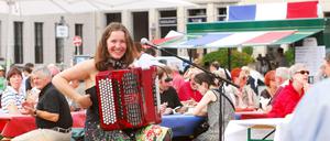 Französische Lebensfreude, ob mit oder ohne Akkordeon, findet in Berlin immer ihr Publikum - wie hier beim Französischen Volksfest am 13. Juli 2009 auf dem Pariser Platz.