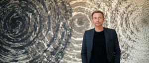 FDP-Chef Christian Lindner im Düsseldorfer Landtag vor dem Kunstwerk "Interferenzen" von Günther Uecker. 