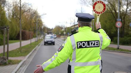 Ein Polizist stoppt in Kleinmachnow ein Fahrzeug im Rahmen des brandenburgischen 24-Stunden-Blitz-Marathons am 19. April 2017.  
