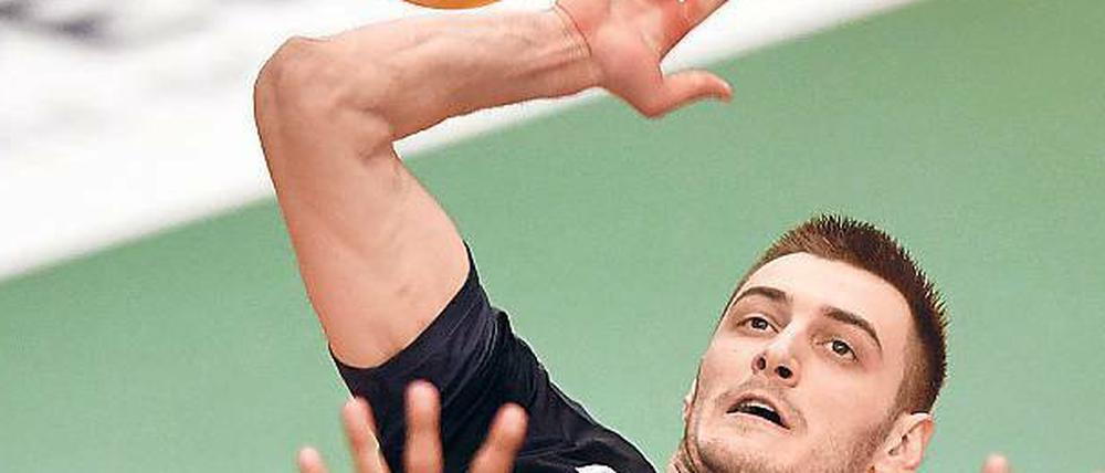 Schlecht geschlagen. Der Berliner Okolic im ersten Finalspiel.