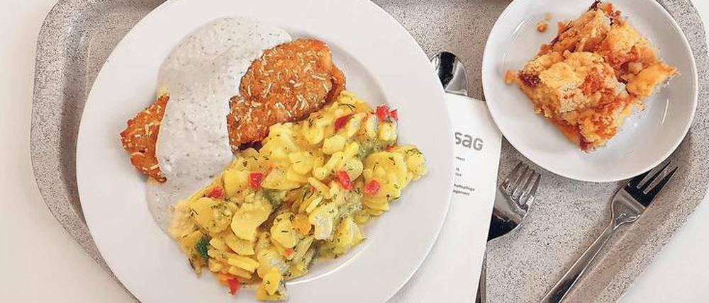 Hauptgang: Seelachsfilet im Knuspermantel mit buntem Kartoffelsalat. Das Highlight ist der saftige Obststreuselkuchen.