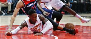 Voller Einsatz. Dennis Schröder (unten) gibt keinen Ball verloren.