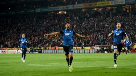 Hoffenheims Kerem Demirbay (M) jubelt mit Hoffenheims Sebastian Rudy (l) und Hoffenheims Niklas Süle (r) über seinen Treffer zum 1:1. 