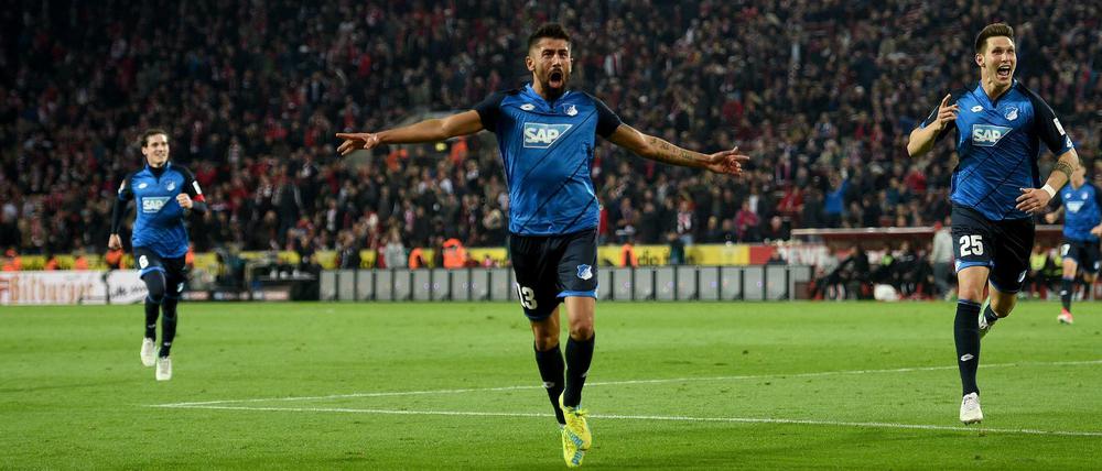 Hoffenheims Kerem Demirbay (M) jubelt mit Hoffenheims Sebastian Rudy (l) und Hoffenheims Niklas Süle (r) über seinen Treffer zum 1:1. 