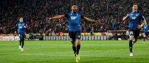 Hoffenheims Kerem Demirbay (M) jubelt mit Hoffenheims Sebastian Rudy (l) und Hoffenheims Niklas Süle (r) über seinen Treffer zum 1:1. 