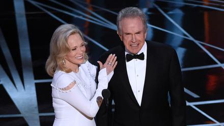 Vor der Panne: Faye Dunaway und Warren Beatty präsentieren während der Verleihung der Oscars 2017 den besten Film.