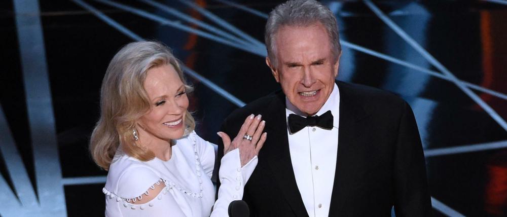 Vor der Panne: Faye Dunaway und Warren Beatty präsentieren während der Verleihung der Oscars 2017 den besten Film.