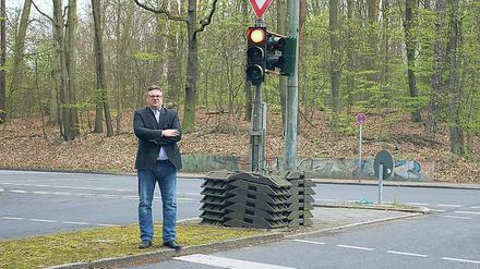 CDU-Abgeordneter Stephan Schmidt neben Berlins ältester Behelfsampel. 