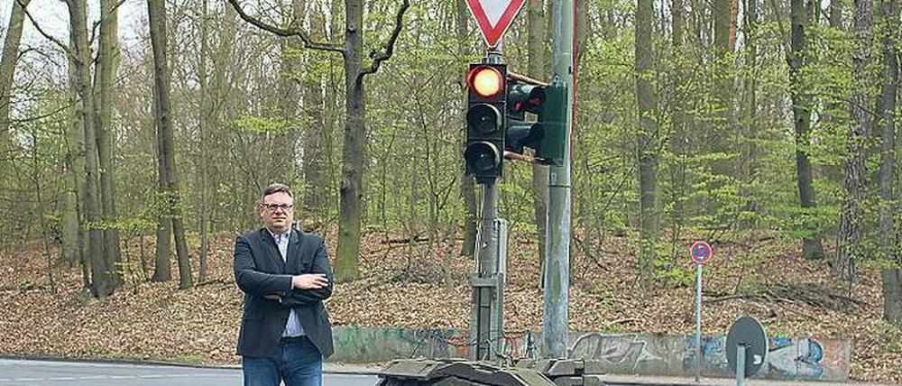 CDU-Abgeordneter Stephan Schmidt neben Berlins ältester Behelfsampel.