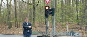 CDU-Abgeordneter Stephan Schmidt neben Berlins ältester Behelfsampel. 