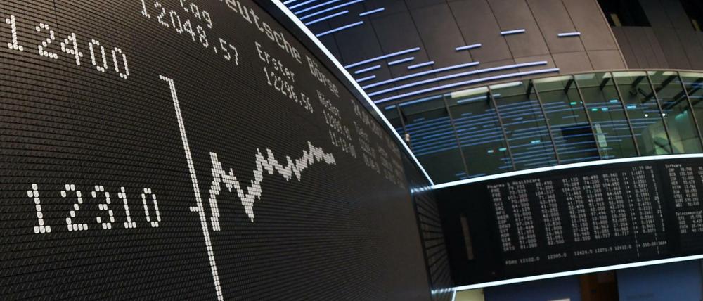 Der deutsche Leitindex Dax hat nach der ersten Runde der französischen Präsidentschaftswahl ein neues Rekordhoch erreicht.