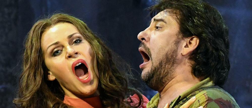 Die Sänger Kristine Opolais und Marcelo Alvarez als Tosca und Cavaradossi auf der Bühne. Sie spielten das Stück Anfang April in Baden-Baden.