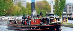 Ahoi - es geht los. Dampfer Andreas legt am Historischen Hafen in Mitte ab. 