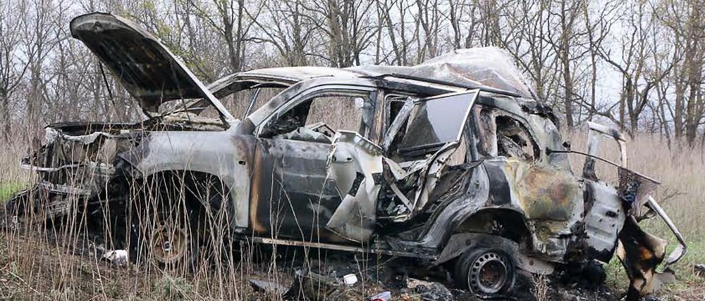 Völlig zerstört ist der gepanzerte OSZE-Jeep, der auf eine Mine gefahren war.