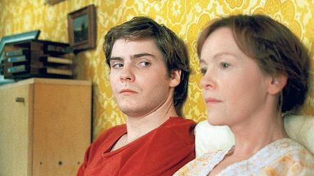 Das Ende der DDR scheint der Mutter (Katrin Sass) nicht zumutbar, also spielt Alexander Kerner (Daniel Brühl) den Fortbestand vor.